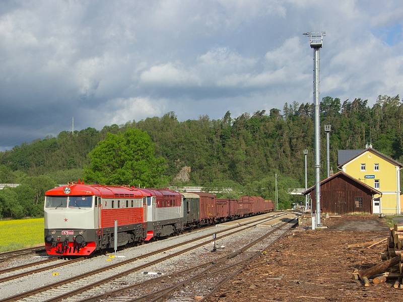 Zvláštní nákladní manipulační vlak tažený 'Zamračenou'  v Kácově.