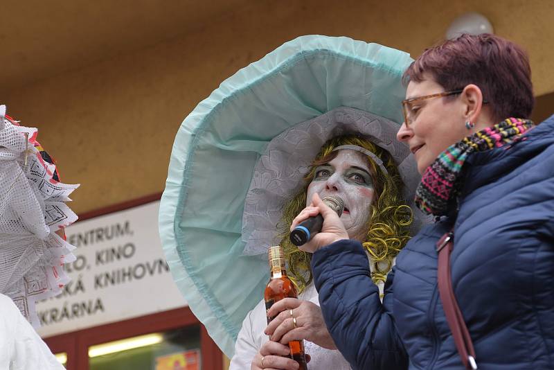 Masopustní maškarní průvod odstartoval v neděli 3. března od Kláštera v Sázavě, aby za zvuku živé muziky zakrátko dorazil na místní náměstí.