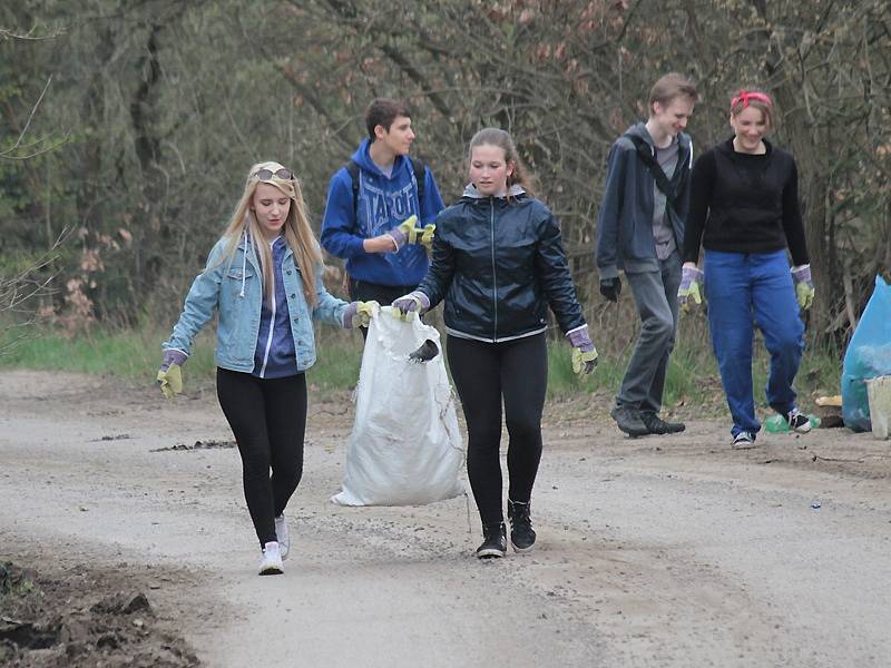 Benešovské studentky a studenti uklízeli nepořádek na okrajích města.