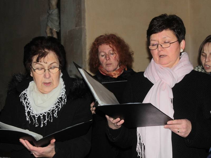 Bezmála hodinu trval Tříkrálový koncert v kostele v Kozmicích, na kterém vystoupil již potřetí Pěvecký sbor benešovských učitelek.