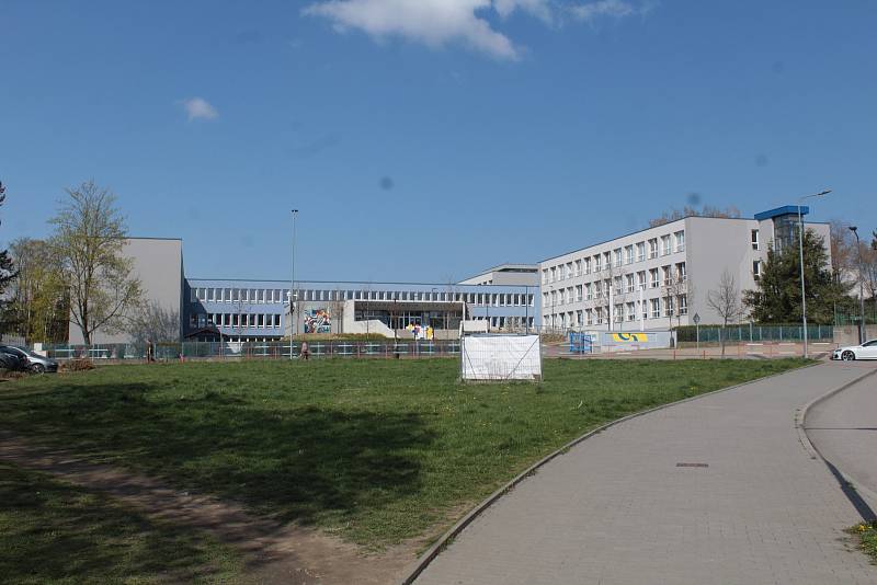 Největší základní škola v Benešově v Dukelské ulici stojí hned vedle Pražských kasáren. U školy je také velká Mateřská škola U kohoutka Sedmipírka.