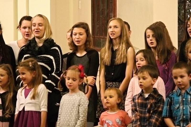 Česko zpívá koledy se už podruhé konalo v aule benešovského gymnázia. 