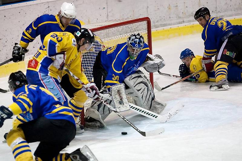 Druhý zápas semifinále play off druhé hokejové ligy Benešov - Jindřichův Hradec 3:4 po samostatných nájezdech