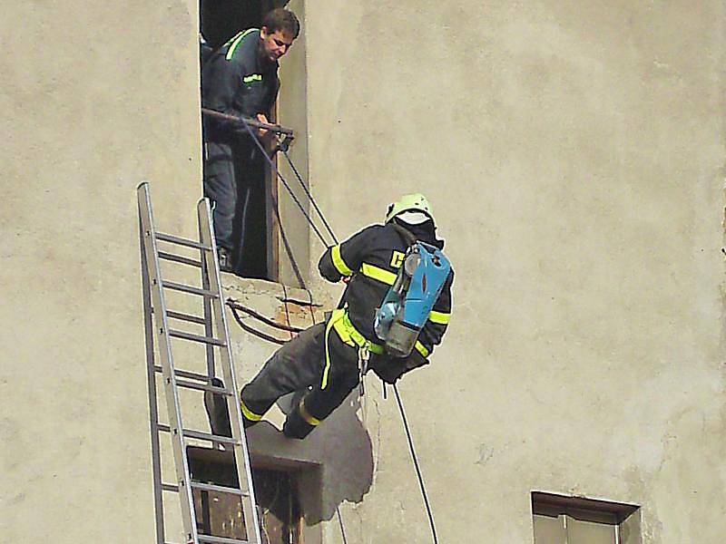 Momentky z výcviku členů dobrovolných zásahových jednotek.