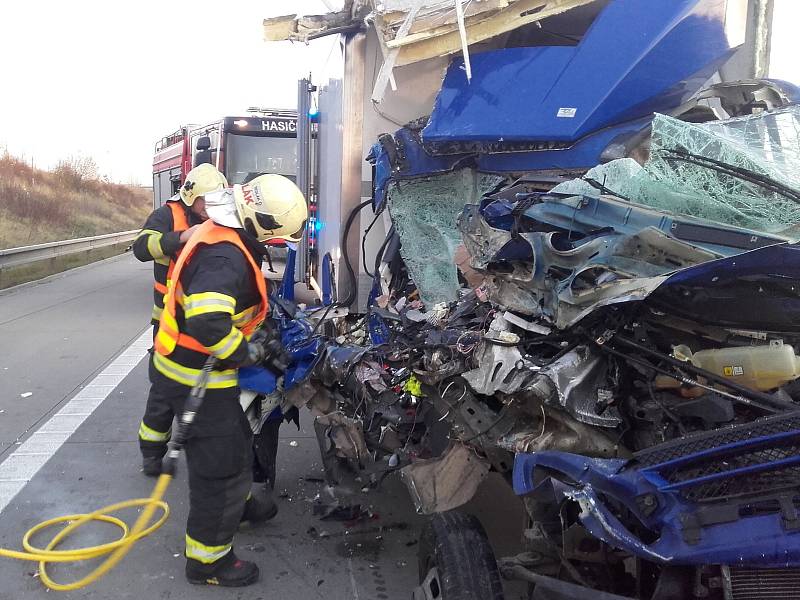 Těžká dopravní nehoda na Pražském okruhu u Jesenice nejenom zkomplikovala provoz na této dálniční komunikaci, ale také přinesla vážné problémy hasičům