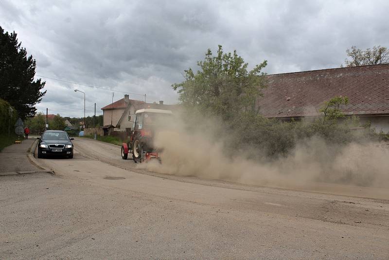 Zablácená silnice v Louňovicích pod Blaníkem kvůli rekonstrukci Pivovarského rybníka.