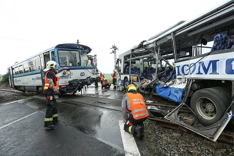 Ke srážce vlaku s autobusem došlo u Struhařova na Benešovsku v neděli 14. června.