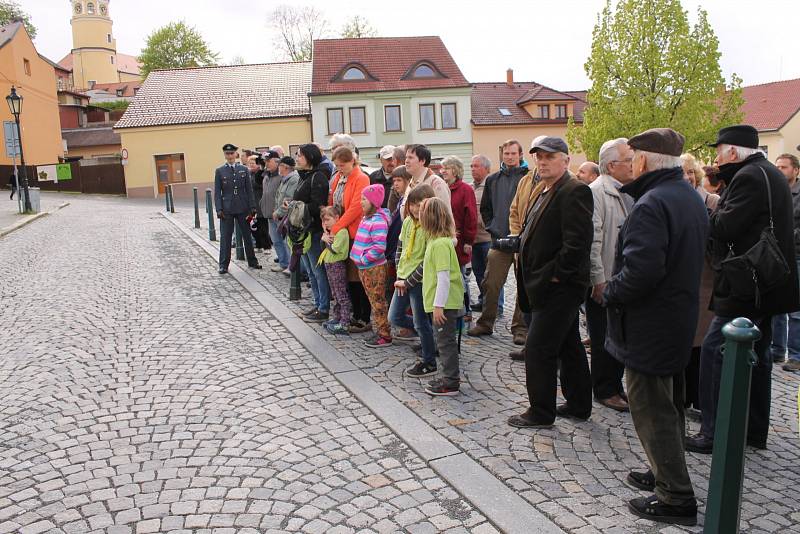 Pamětní plaketa zdobí od úterý 9. května rodný dům významného českého letce a armádního plukovníka Josefa Příhody.