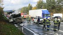 Nákladní automobil vezl speciální práškovou směs do hutí. Teď  tam nejspíš skončí vše, co z nákladu i vozidla zbylo