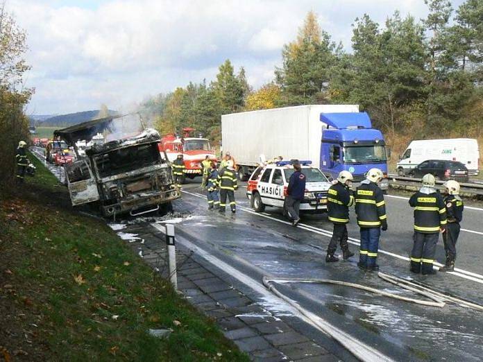 Nákladní automobil vezl speciální práškovou směs do hutí. Teď  tam nejspíš skončí vše, co z nákladu i vozidla zbylo