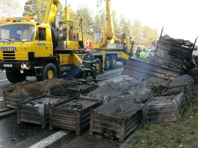 Nákladní automobil vezl speciální práškovou směs do hutí. Teď  tam nejspíš skončí vše, co z nákladu i vozidla zbylo