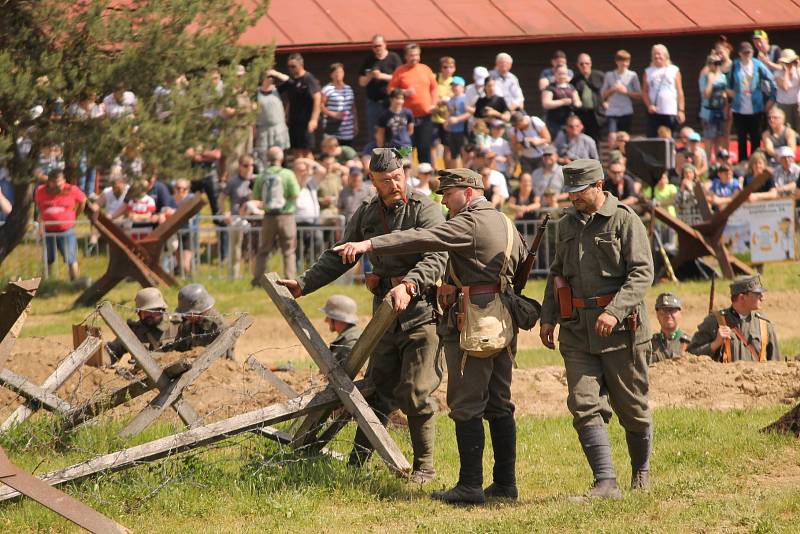 Vojenské technické muzeum se opět po roce velkolepě otevřelo veřejnosti. Dvacátou druhou sezonu zahájil průlet letounů i ukázka bitvy u Zborova.