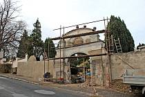 Opravy votické, historické, hřbitovní brány z druhé poloviny 17. století.