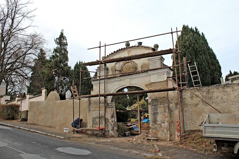 Opravy votické, historické, hřbitovní brány z druhé poloviny 17. století.