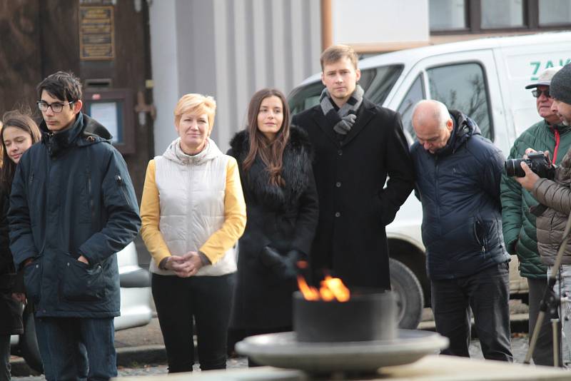 Z piety k 30. výročí sametové revoluce před pomníkem padlým u benešovského gymnázia.