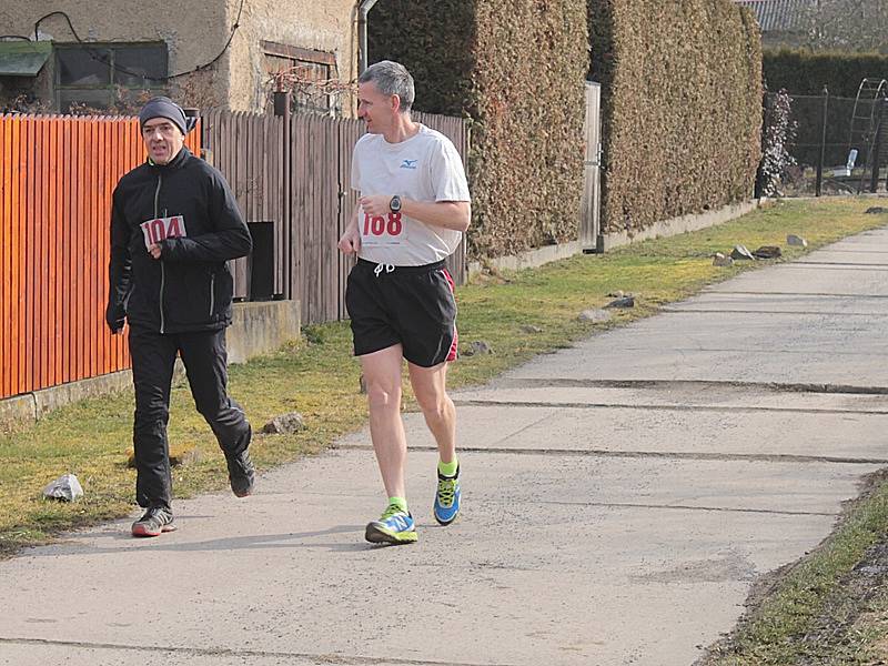 Běh na Čerčanský Chlum 2016 - rozcvičení. 