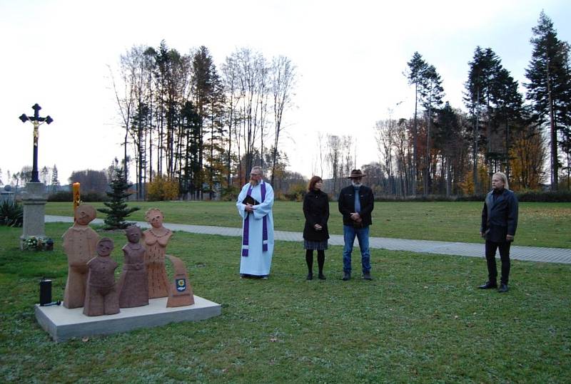 Ze slavnostního odhalení keramického památníku na novém hřbitově v Dolních Kralovicích.