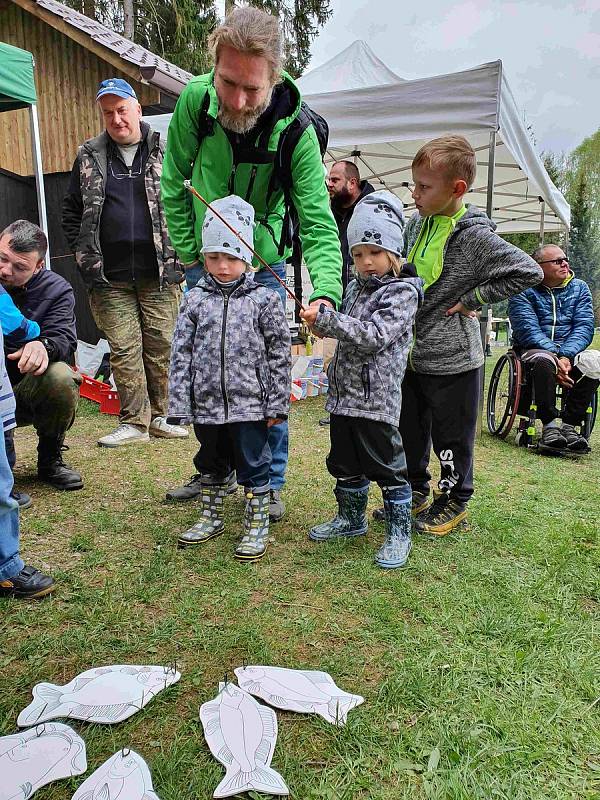 Dětské rybářské závody na nádrži Záhorská u Kladrub.