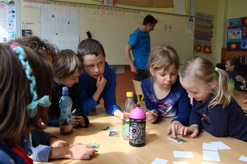 I žáci v divišovské základní škole si užili program ke Dni Země. V rámci vyučovacích hodin si povídali o třídění odpadu i o ochraně životního prostředí.