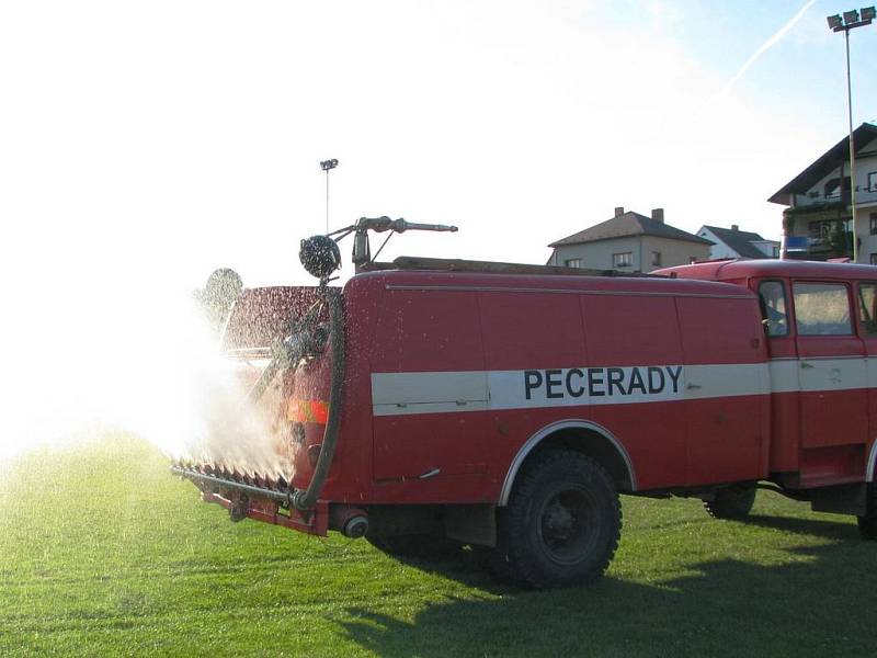 V Peceradech neporučili dešti, hřiště raději pokropili dobrovolní hasiči