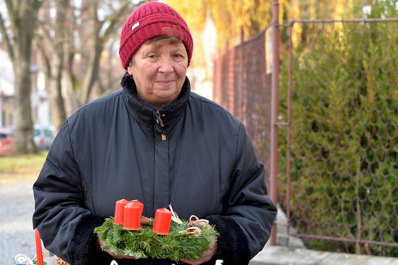 Před kostelem sv. Mikuláše v Benešově bylo v neděli rušno