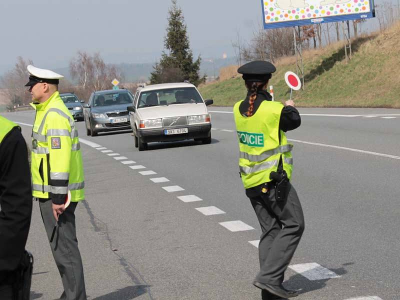 Rychlé jezdce stíhaly dálniční SuperB, VW Passat a Ford Mondeo. Nebezpečené předjíždění hlásila posádka vrtulníku a rychlost měřil také radar benešovské dopravní policie.