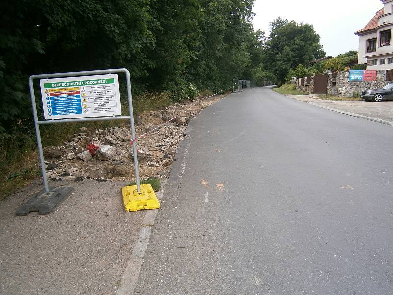 Silnice spojující Vlašim s Domašínem je stále uzavřená. Stavební práce jsou v plném proudu.