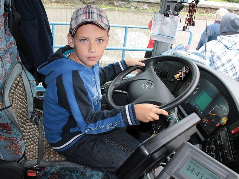 Školáci ZŠ Jiráskova doručili nasbíraná víčka na benešovské autobusové nádraží, kde si je převzali pracovníci ČSAD.