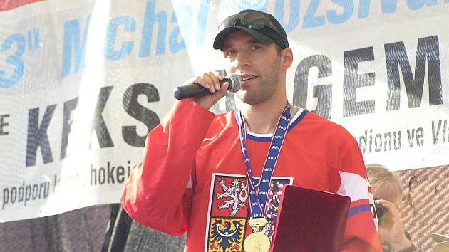 MICHAL ROZSÍVAL potěšil fanoušky ve vlašimském parku ukázkou medaile a poháru titulu mistra světa. 