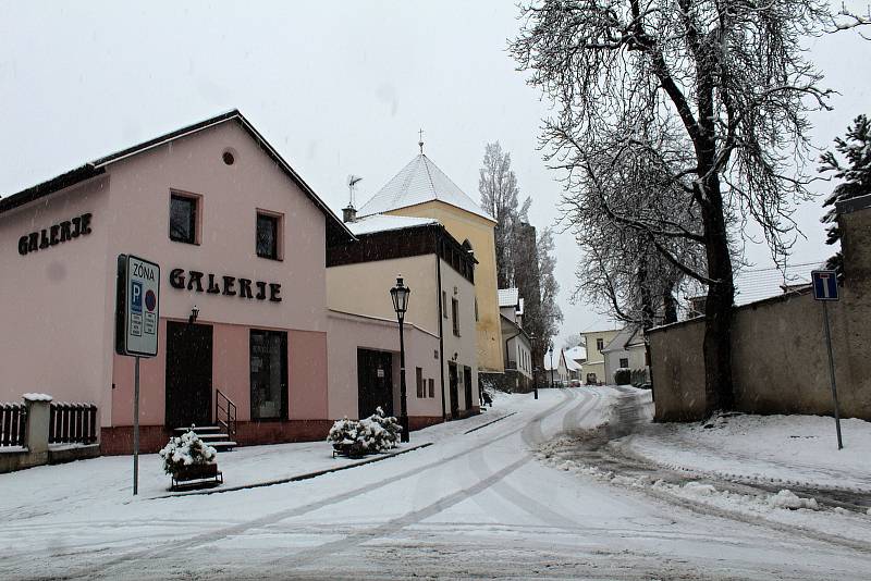 Dopravní komplikace na Benešovsku po vydatném sněžení v noci na úterý 6. prosince 2022.