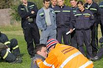 Profesionální záchranáři připomenuli dobrovolným hasičům zásady pomoci zraněným. 