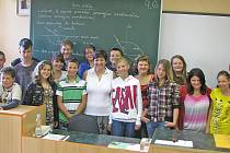Ředitelku základní školy Komenského Kly Janu Palanskou (na snímku uprostřed) nominovali její žáci už podruhé. 