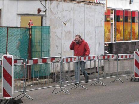 Kvůli stavební buňce na chodníku museli chodci vstoupit do vozovky, kde kolem nich nebezpečně projížděly auta