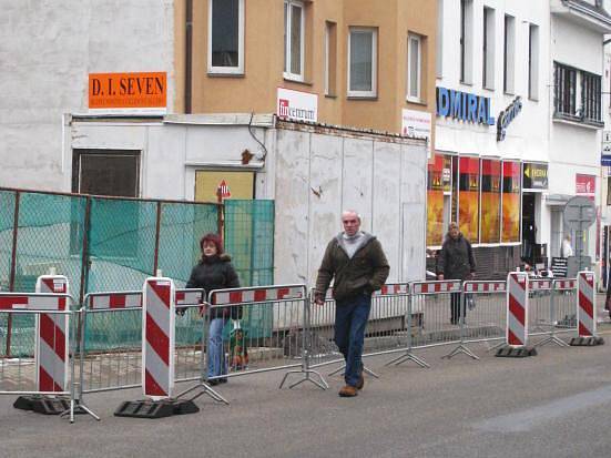 Kvůli stavební buňce na chodníku museli chodci vstoupit do vozovky, kde kolem nich nebezpečně projížděly auta