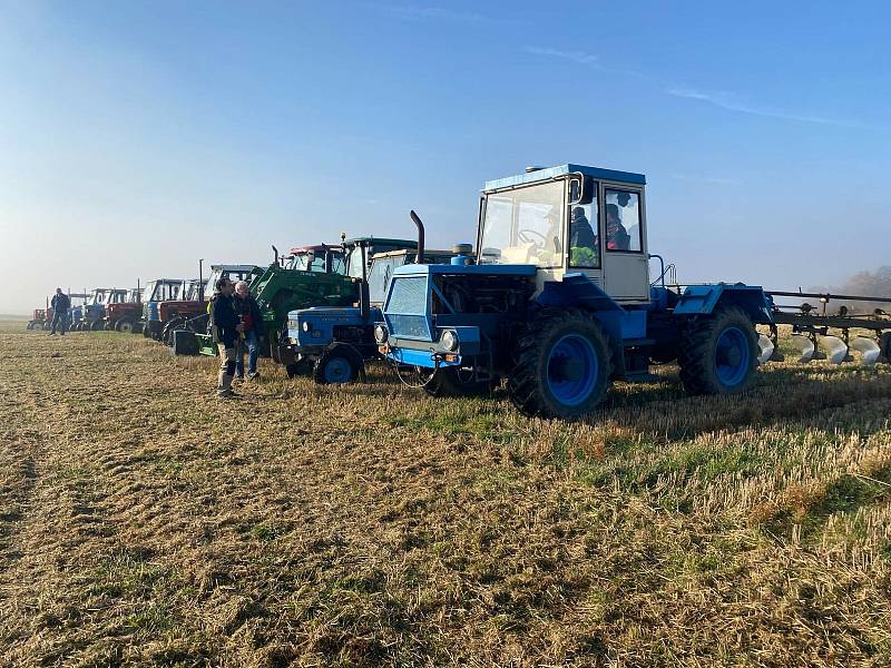 Ze soutěže v orbě a setkání traktorů značky Zetor v Nahorubech.