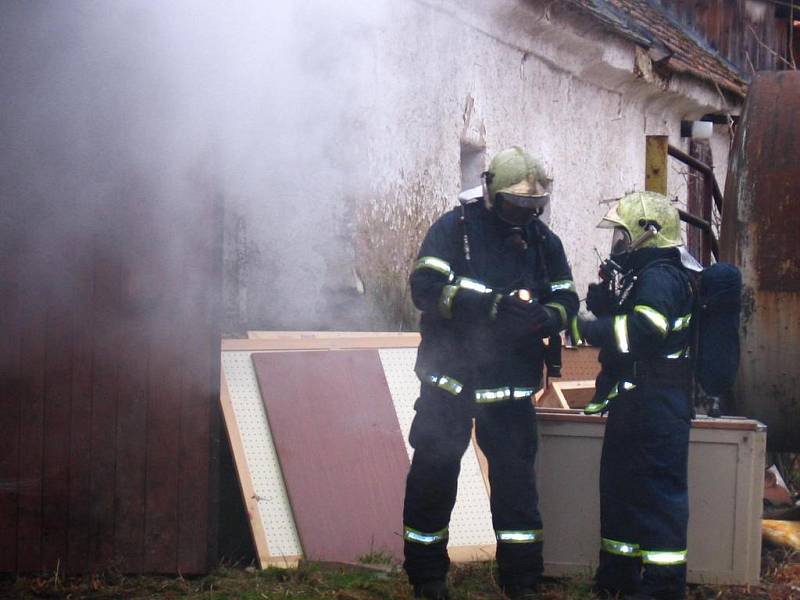 Požár zemědělské stavby v Postupicích likvidovali dobrovolní hasiči z Postupic a benešovští profesionálové