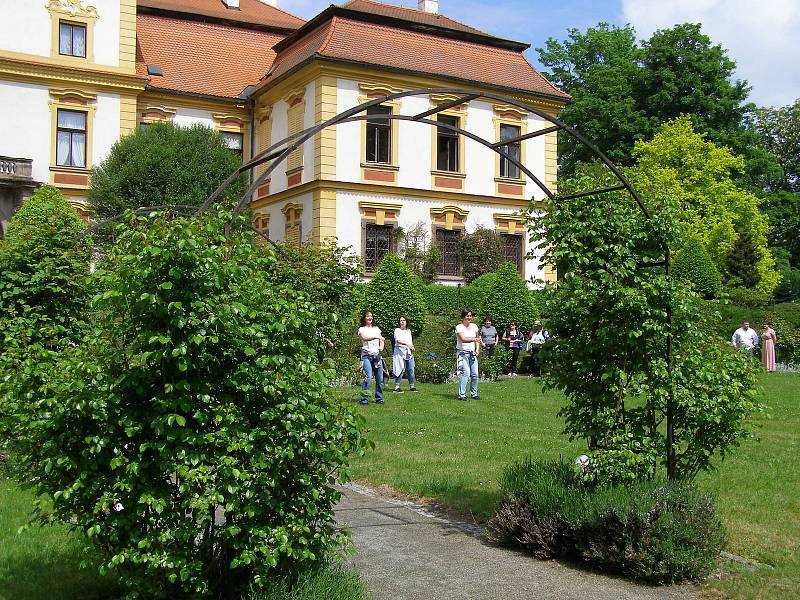 Ženy převážně z Ochotnického divadelního spolku z Postupic včetně juniorek tančily v zahradách Zámku Jemniště.