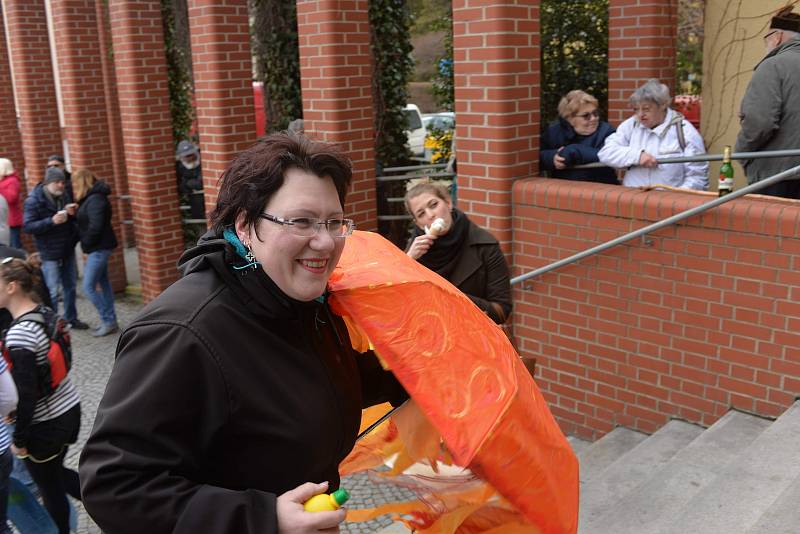 Masopustní maškarní průvod odstartoval v neděli 3. března od Kláštera v Sázavě, aby za zvuku živé muziky zakrátko dorazil na místní náměstí.