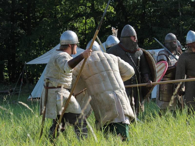 V Brdečném u Neveklova se sešli středověcí válečníci už posedmé.