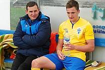 David Skopec (ve žlutém, vedle Martin Turek) byl o poločasové přestávce na lavičce spokojený, vstřelil gól Benešova.