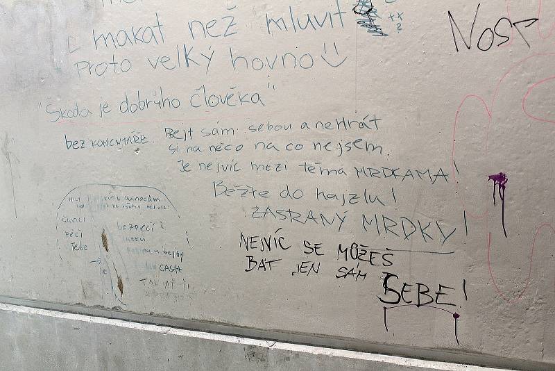 Projevy vandalismu v parkovacím domu v Nádražní ulici v Benešově.