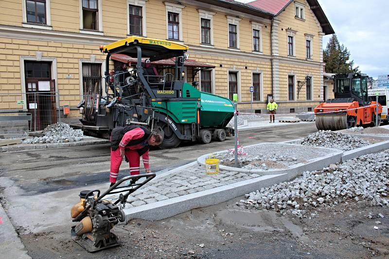 Stavba okružní křižovatky mezi Nádražní a Tyršovou ulicí v Benešově.