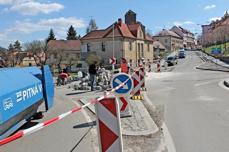 Oprava okružní křižovatky v Týnci končí, auta ale místem bez čekání projedou později.