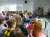 Studenti z Obchodní akademie Vlašim na interaktivní besedě o jaderné energetice.