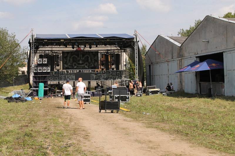 Elektronická hudba bude znít po celý víkend Táborskými kasárnami v Benešově.