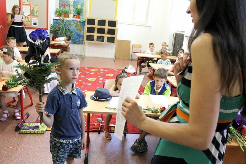 Předávání závěrečného vysvědčení žákům 1. C z benešovské ZŠ Na Karlově.