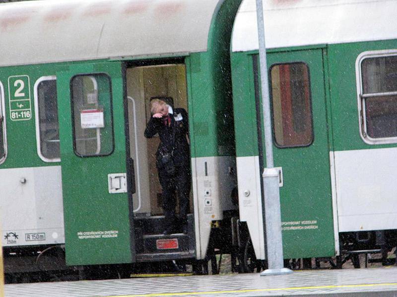 Přestavba stanice Olbramovice pokračovala i v neděli, když padala z nebe voda se sněhem. 