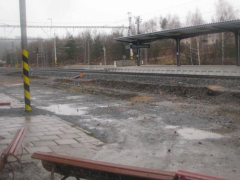 Přestavba stanice Olbramovice pokračovala i v neděli, když padala z nebe voda se sněhem. 