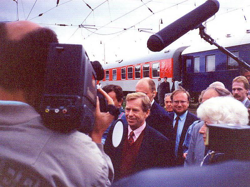 Václav Havel se při cestě vlakem zastavil v Čerčanech. 