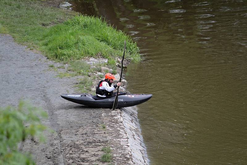 Vodáci si v neděli 23. května nenechali ujít příležitost pro své hobby. Ideální výšku hladiny využili k plavbě z Týnce nad Sázavou do Pikovic.